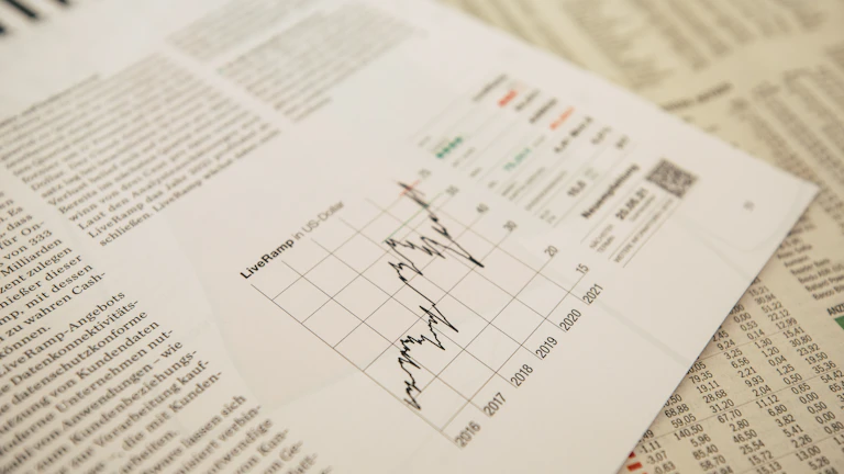 재정 상담가와 상담하는 고객