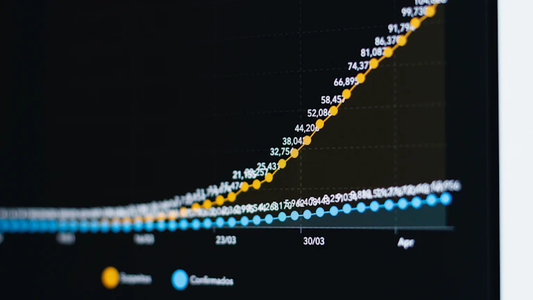 보험 리모델링 월 20만원 고정 지출 줄이는 5단계 실전 전략과 필수 체크리스트 (2026년 최신) 7 재무 분석 차트와 보험 서류를 검토하는 전문가의 손