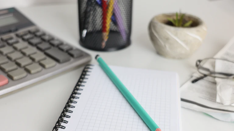 보험 설계서와 계산기를 활용한 재무 설계