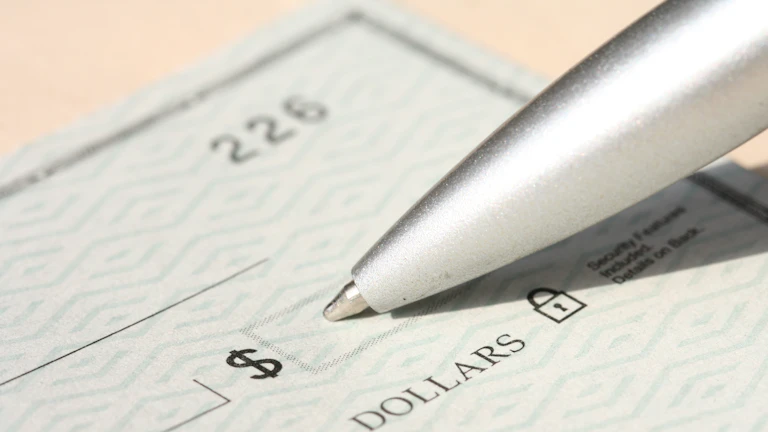 꼼꼼하게 보험 서류를 검토하는 손