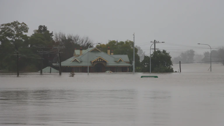 자동차 침수 전손 처리 후 새 차 살 때 취등록세 감면, 복잡한 절차와 서류 한 번에 끝내는 완벽 가이드 7 침수된 도로에 멈춰선 자동차