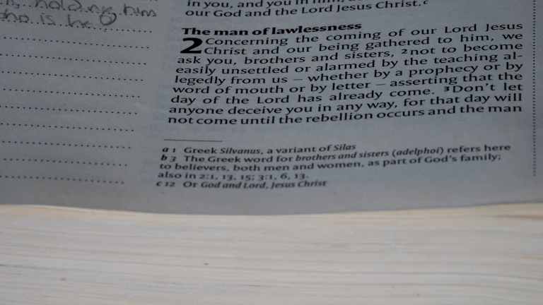 로봇수술 지급 후기 및 보험금 거절 시 대처하는 법 (2026년) 8 보험금 거절 통보를 받고 서류를 검토하며 고민하는 환자의 모습