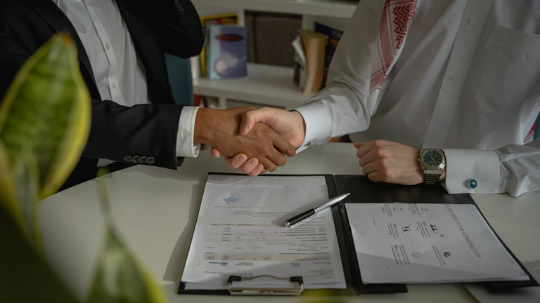 CI 보험(중대한 질병) 해지 고민 민원 해지로 원금 찾을 수 있을까? 8 계약서에 서명하는 손