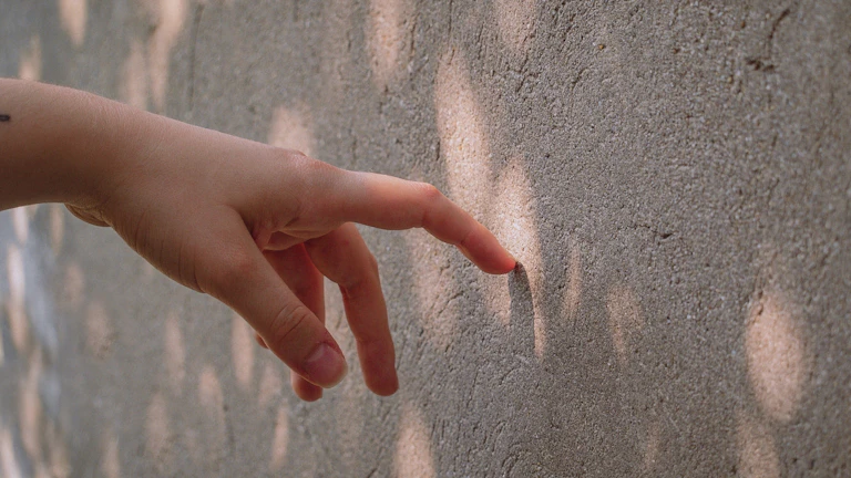 돋보기로 보험 서류를 자세히 살펴보는 손