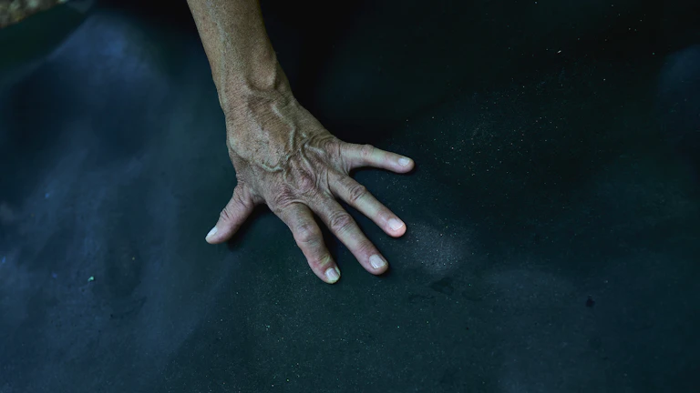 돋보기로 보험 서류를 자세히 보는 손