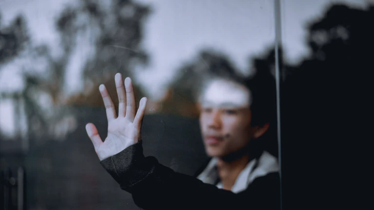 2026년 보험료 부담 줄이는 현명한 전환 전략 분석 8 돋보기를 들고 보험 서류를 확인하는 손