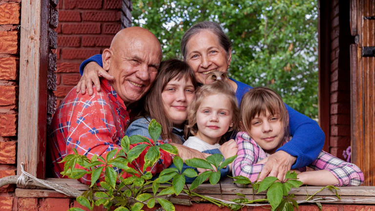 보험 리모델링 주의사항과 2026년 성공 팁 (2026년) 7 행복한 가족이 재정 계획을 세우는 모습