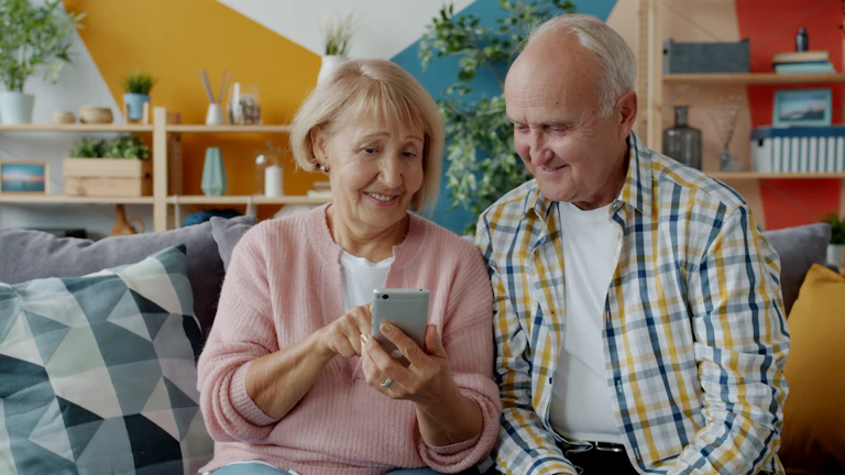 실손보험 전환, 무사고 할인 혜택으로 보험료 낮추는 필살기 총정리 8 보험료 절약 혜택을 확인하고 기뻐하는 노부부