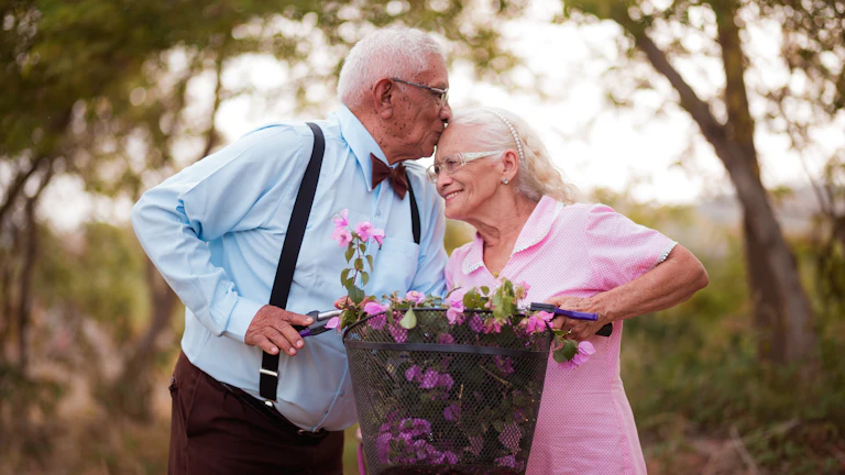 개인연금저축 연말정산 세액공제, 2026년 최신 절세 전략으로 최대 환급받는 비법 8 행복하게 웃는 노부부