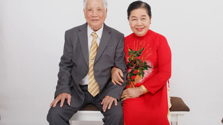 요양원 시설급여 지급 후기 및 거절 대처법 (2026년) 8 요양보호사의 도움을 받으며 웃고 있는 어르신