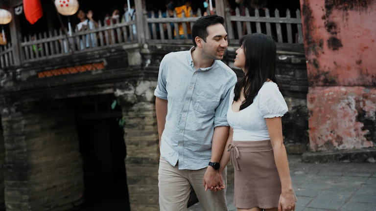 무해지 환급형 보험의 함정, 납입 기간 중 해지하면 0원 되는 이유와 만기 시 수익률 분석으로 현명하게 대비하기 8 상담원과 이야기하는 젊은 부부