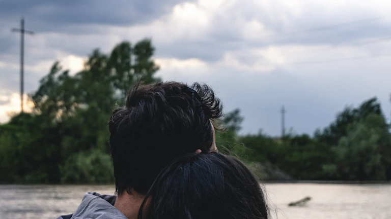 어린이보험, 어른이보험 30세 만기 vs 100세 만기 선택 기준과 후회 없는 설계, 완벽 가이드 7 행복하게 웃고 있는 젊은 가족