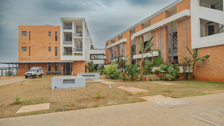 평온한 분위기의 요양병원 건물 전경