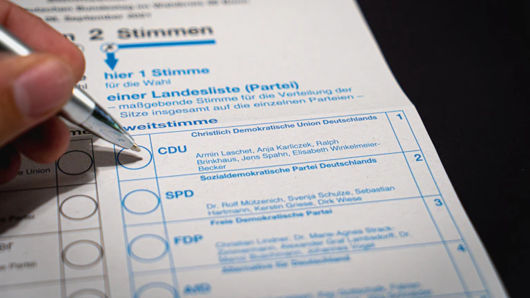 보험금 청구를 위해 준비된 각종 서류 뭉치