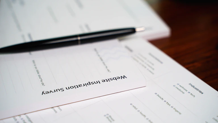 보험금 청구를 위해 완벽하게 정리된 서류 뭉치와 상담 모습