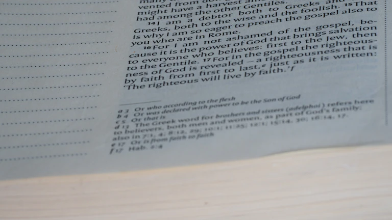 보험금 청구를 위해 정리된 서류 뭉치와 돋보기