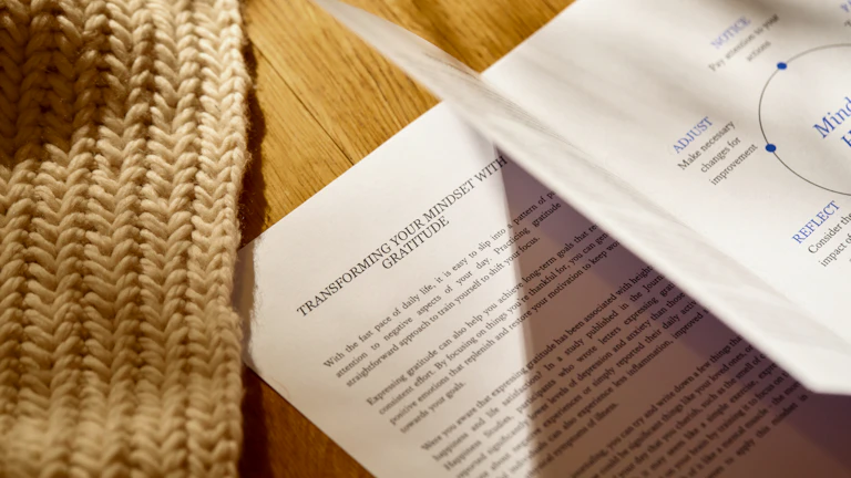 보험 리모델링, 불필요한 보험료 30% 줄이고 보장 2배 높이는 실전 체크리스트 (2026년 최신) 7 여러 보험 서류를 분석하는 모습