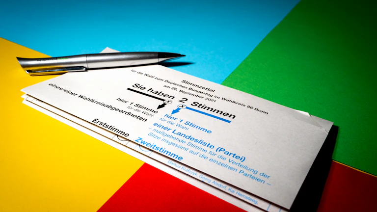 암 수술 후 요양 병원 vs 면역 치료 병원, 실비 보장되는 입원 치료 완벽 분석 8 실비 보험 청구 서류를 검토하는 모습