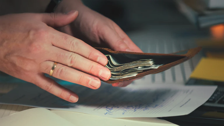 CI 보험(중대한 질병) 해지 고민 민원 해지로 원금 찾을 수 있을까? 7 보험 증권이 놓여있는 책상