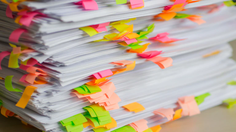 2026년 60대 필수 운전자보험 가입 전 5가지 핵심 비교 8 운전자보험 증권과 펜이 놓여있는 모습