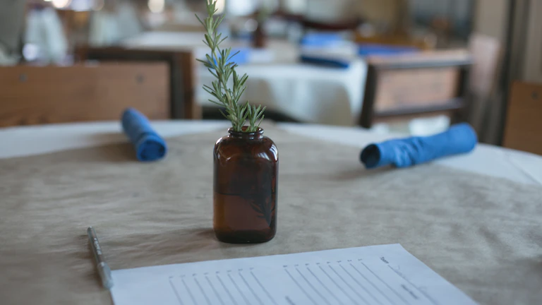 보험 중복 가입, 비례 보상 원칙 이해하기, 실손보험 두 개 가입하면 정말 돈 낭비일까? 8 테이블 위에 놓인 여러 장의 보험 서류들