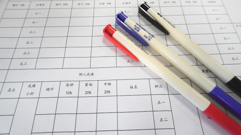 70대 간병인보험 가입조건과 보장 범위 실무 가이드 (2026년 최신) 8 꼼꼼하게 보험 약관을 살피는 안경 쓴 남성