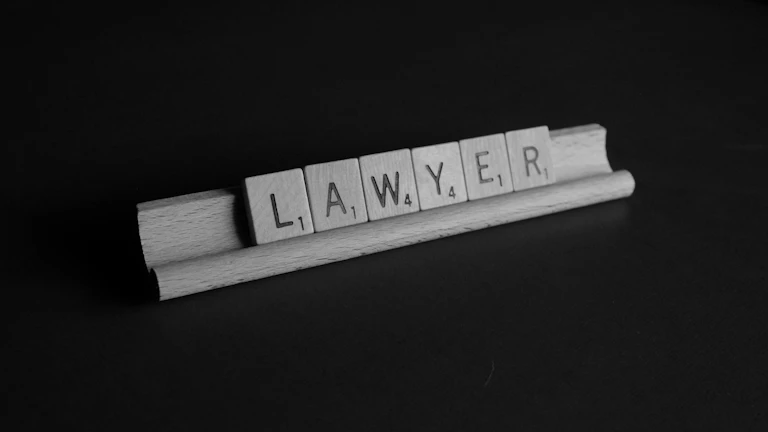 변호사가 의뢰인에게 조언하는 모습