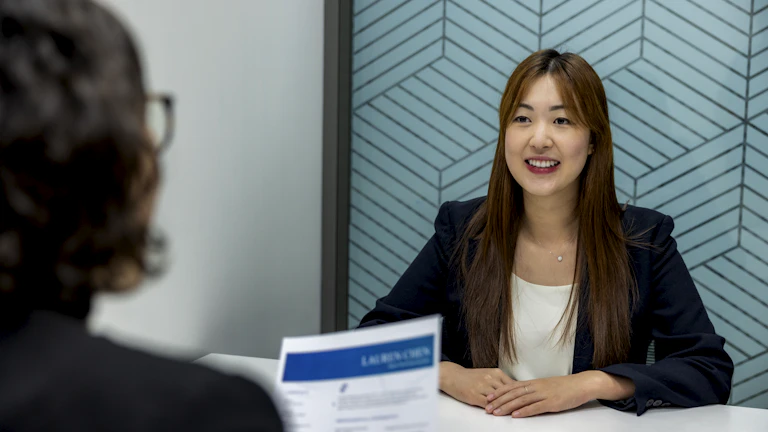 2026년 까다로운 후유장해 보험금 제대로 받는 노하우 8 변호사가 의뢰인에게 법률 자문을 하는 모습