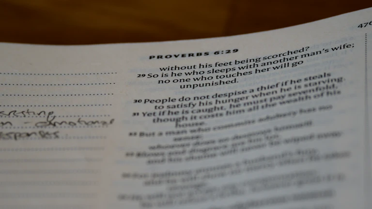 보험 가입 시 자필 서명 대신 설계사가 대필했을 때 계약 무효 소송 승소, 당신의 권리를 지키는 완벽 가이드 8 법률 서류와 펜, 안경