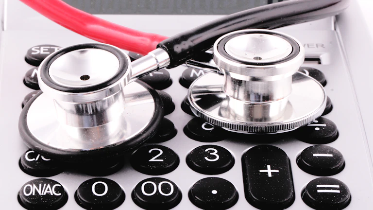 병원비 영수증과 계산기