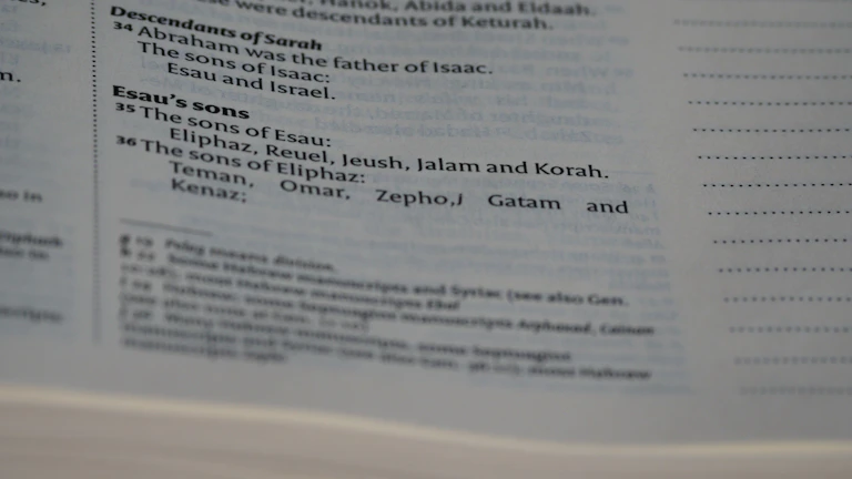 2026년 희귀난치성질환 보험금 청구 지급 거절 실전 노하우 7 희귀난치성질환 관련 의료 서류를 검토하는 모습