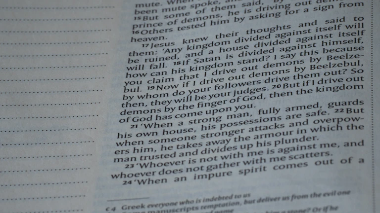 의료 서류와 돋보기를 보고 있는 모습