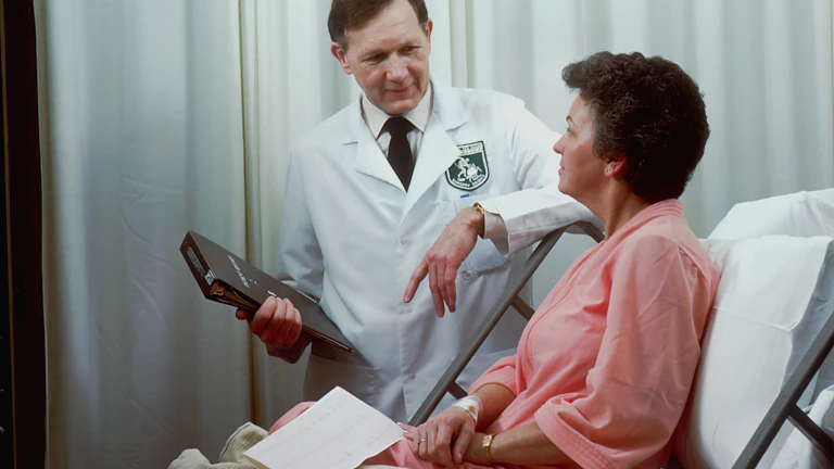 병원 서류와 청진기