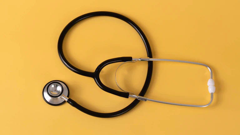 실손보험 4세대 전환 지원금 50% 할인, 과연 바꾸는 게 이득일까? 엑셀 비교로 완벽 해답 찾기 7 실손보험 세대별 비교표를 보고 있는 사람