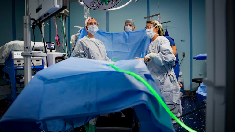 로봇수술 실손보험 지급거절 대처 및 보장 분석 (2026년) 7 정밀한 로봇수술을 진행 중인 의료진의 모습