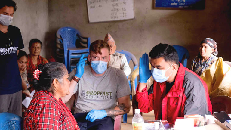 뇌혈관질환 vs 뇌출혈 vs 뇌졸중 진단비 범위 비교, 당신에게 꼭 필요한 필수 특약 추천 9 환자에 대해 논의하는 의료팀