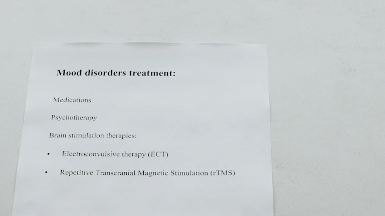 유전자 검사 보험금 거절 시 2026년 대처 노하우 8 유전자 검사 결과를 확인하는 환자와 의사