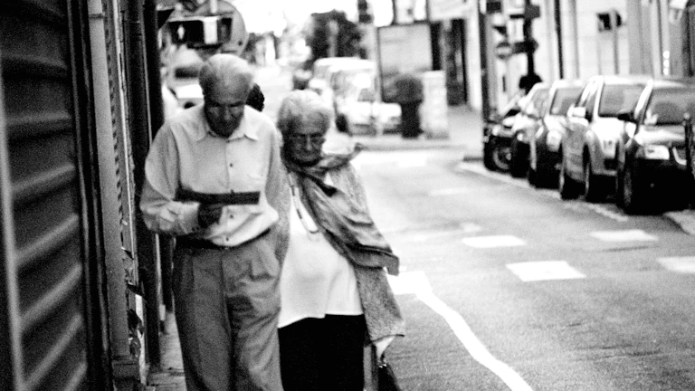 노인과 젊은 여성이 손을 잡고 있는 모습