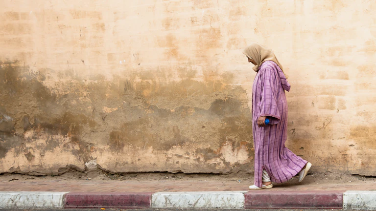 노후 실손 의료보험 (유병자 실비) 가입 시 할증 보험료와 보장 제한 분석 8 보험 서류를 살펴보는 노인 여성