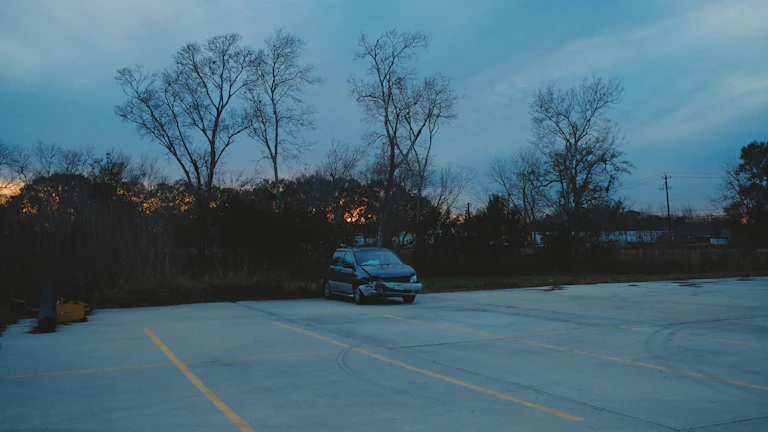 주차장 기둥 박았을 때 자차 보험 처리 vs 현금 수리 할증 구간 계산법 7 주차장 기둥에 차량이 충돌하여 파손된 모습