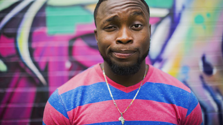 4세대 실손보험 전환 후 보험료 20% 절약하는 꿀팁 8 노트북으로 보험 상품을 비교하는 사람들