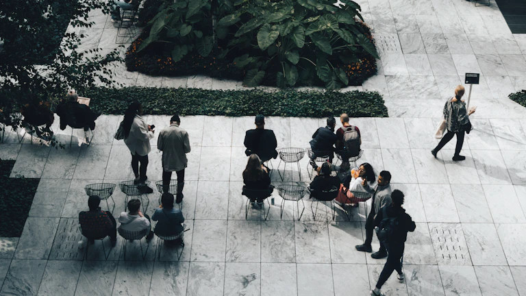 중입자치료 보험금 청구 후기 및 지급 거절 대처법 (2026년) 8 서류를 보며 논의하는 사람들