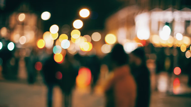 보험 상담을 받고 있는 사람들