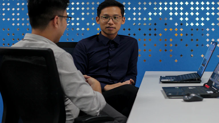 표적항암치료 보험금 청구 후기 및 지급 거절 대응법 (2026년) 8 보험 설계사와 상담하는 사람들