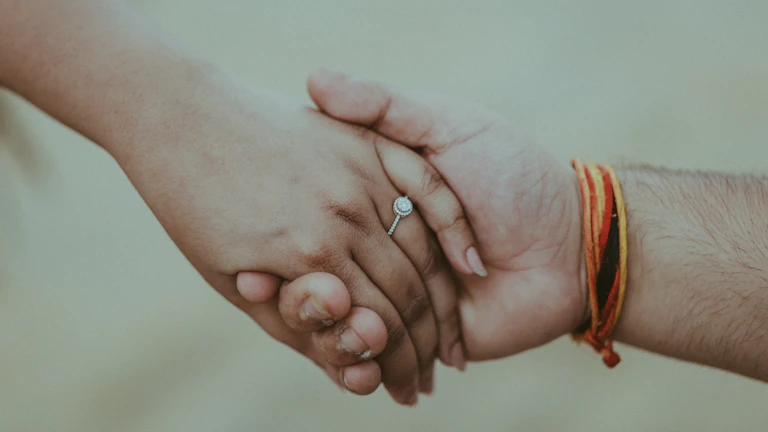 테이블에 앉아 악수하는 사람들