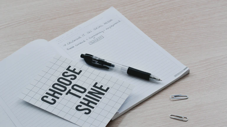 보험 상품 안내 책자를 보며 전문가와 상담하는 모습