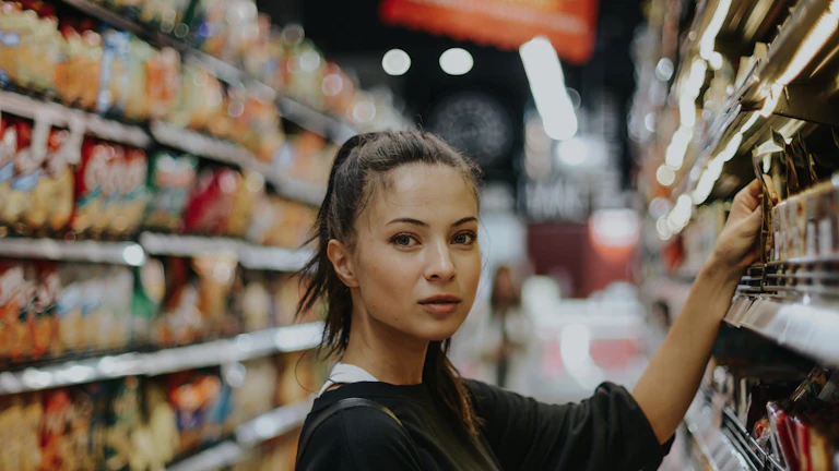 보험 상품을 비교하는 사람
