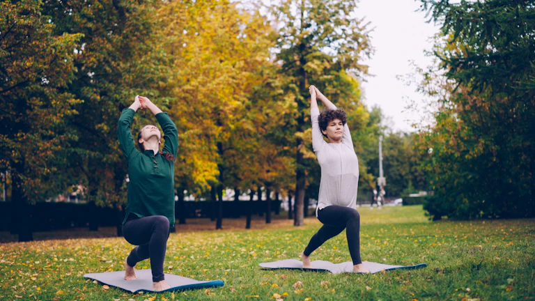 2026년 실손보험료 인상 대비 5가지 현명한 절약법 11 공원에서 운동하는 사람