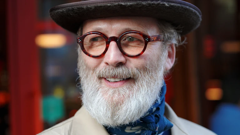 뇌졸중 진단비 지급 사례와 보험금 거절 시 대처법 8 보험 서류를 보며 혼란스러워하는 사람