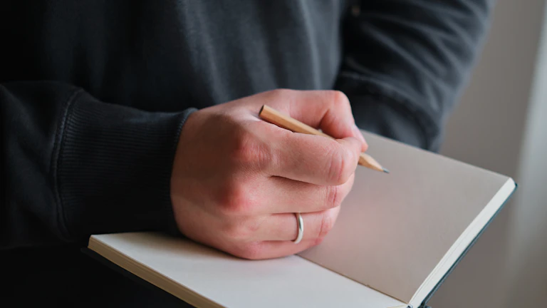 보험 계약서에 서명하는 모습